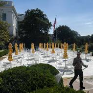 Místo před Oválnou pracovnou již více než století slouží jako kulisa pro historické prezidentské okamžiky.