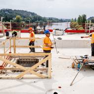 Práce na stavbě Dvoreckého mostu.