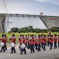 Součástí přehrady, která leží ve státě Benišangul-Gumuz asi 14 kilometrů východně od Súdánu, je i největší hydroelektrárna v Africe s výkonem 5150 megawattů. Ta funguje už od roku 2022, ale v úterý by měla dosáhnout na svou maximální kapacitu.