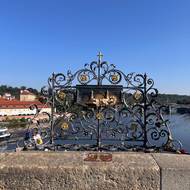 Svatý Jan Nepomucký hraje důležitou roli v příběhu.