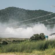 Egypt, země s přibližně 110 miliony obyvatel, je na Nilu závislý z 97 procent, tato řeka pokrývá prakticky celou jeho spotřebu vody, zásadní je zejména pro zemědělství. Podle egyptského ministerstva vodních zdrojů má vyprahlá země v současné době k dispozici 59,6 miliardy metrů krychlových této vzácné tekutiny, zatímco by jich potřebovala téměř dvojnásobek.