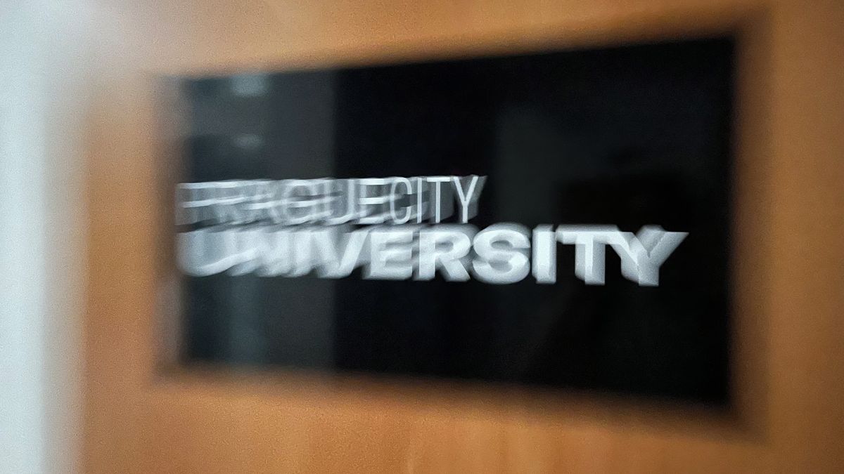 Vysoká škola dluží víc, než se myslelo. Jen státu 100 milionů