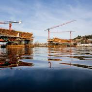 Ještě nespojené části Dvoreckého mostu na snímku z března 2025.