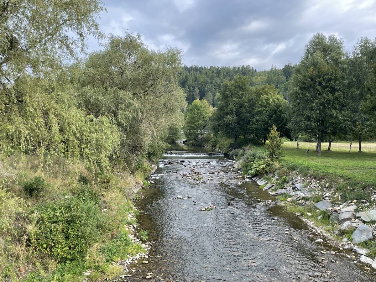 Řeka Opava teče v poklidu, loni ale zatopila desítky obcí, včetně Nových Heřminov. 