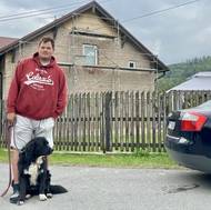 Osmdesát procent obce bylo zatopených. Místní nadále opravují domy. 