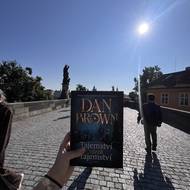 Kniha je plná odkazů a symbolů, napínavý příběh každého strhne, bez ohledu na vše kolem. 