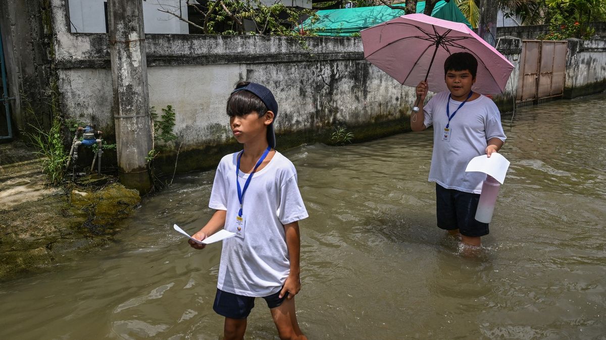 Fotky: Peníze zmizely, hráze nestojí. Lidé se brodí po silnici, a co až přijde tajfun?