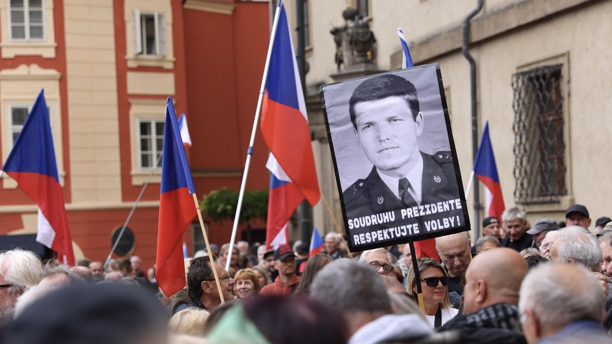 Vlevo dole: Zeman se totálně odbrzdil. V objetí s komunisty zpochybňuje volby