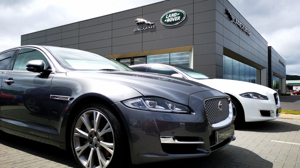 Jaguar Land Rover po útoku hackerů stále nevyrábí. Dodavatelé bojují o přežití