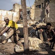 Zde se vše dělá ručně. Desítky koželuhů čistí a barví kůže přímo na hliněné podlaze mezi plastovými pytli a lahvemi.