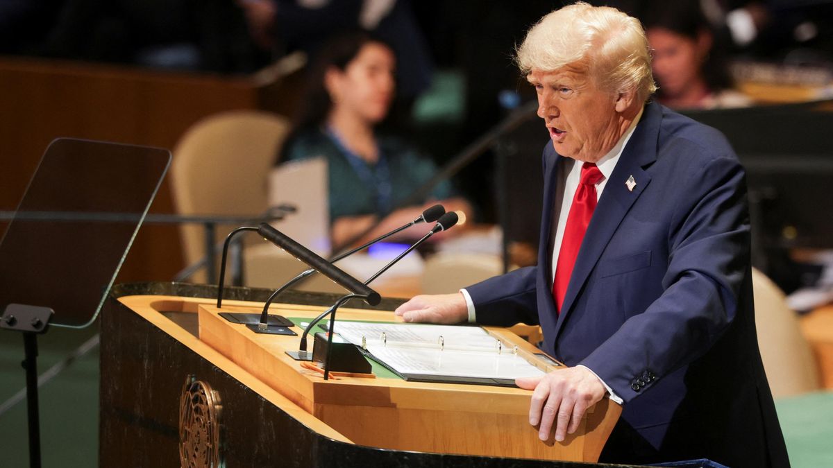 Trump na sociální síti pohrozil novými cly na zahraniční filmy a nábytek
