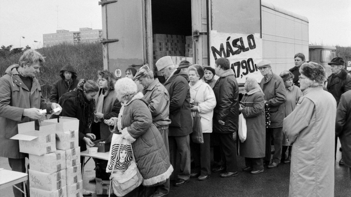 Po revoluci bylo máslo za dvojnásobek. A Zeman vyzýval k utahování opasků