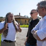 Geolog Petr Kareš vysvětluje, proč jsme přijeli na předměstí Příbrami před tzv. haldu číslo 19: „Vidíte tu odval, což je pozůstatek po hornické činnosti. Nikdy po ukončení těžby uranu nebyly přesně zjištěny obsahy radioaktivních složek, ani barevných kovů.“ V roce 2021, v době, kdy byl Havlíček ministrem dopravy, se kamenivo z této haldy použilo na stavbu dálnice mezi Příbramí a Pískem. 