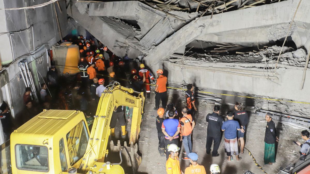Na východě Jávy se zřítila budova školy, pod troskami může být 65 lidí