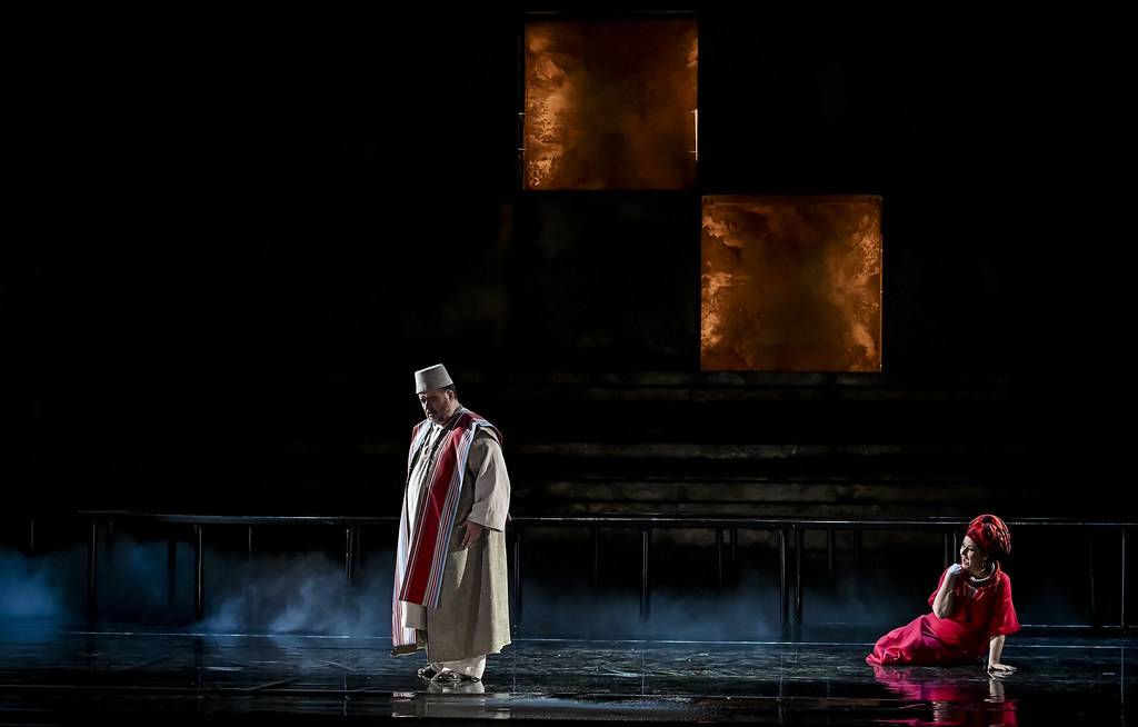 Luis Cansino jako Amonasro a Csilla Boross v roli Aidy.