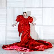 Obsazením excelentní rakouské herečky Stefanie Reinsperger (na fotografii) se z Maulera stala Maulerová.