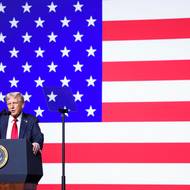 Prezident Trump před vojáky kritizoval svého předchůdce Joea Bidena, mluvil o svých úspěších, mluvil o boji s vnitřním nepřítelem, jak označil své politické rivaly. „My také bojujeme proti krutým lidem, je to odlišná brutalita, ale my také bojujeme,“ prohlásil mimo jiné šéf Bílého domu.