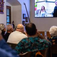 Hosté restaurace Na Vršíčku sledují závěrečný díl volební reality show Republika Příbram. Zde právě scéna, kdy se místopředsedkyně ODS Eva Decroix s reportérem Jiřím Kubíkem chystá vstoupit do restaurace Na Vršíčku.