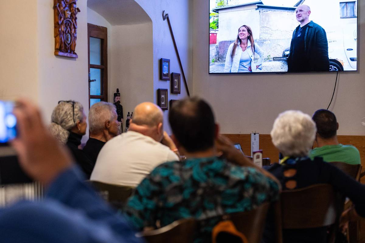 Hosté restaurace Na Vršíčku sledují závěrečný díl volební reality show Republika Příbram. Zde právě scéna, kdy se místopředsedkyně ODS Eva Decroix s reportérem Jiřím Kubíkem chystá vstoupit do restaurace Na Vršíčku.