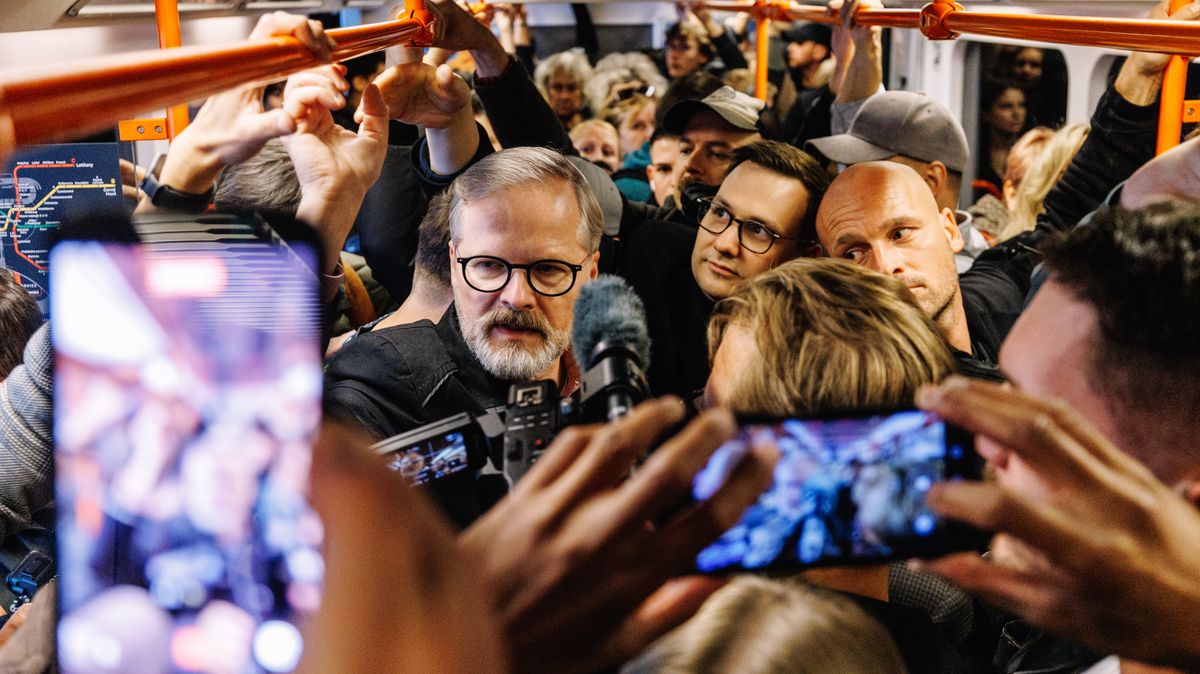 „Přesvědčte nepřesvědčené.“ Fiala v pražských ulicích apeluje na voliče