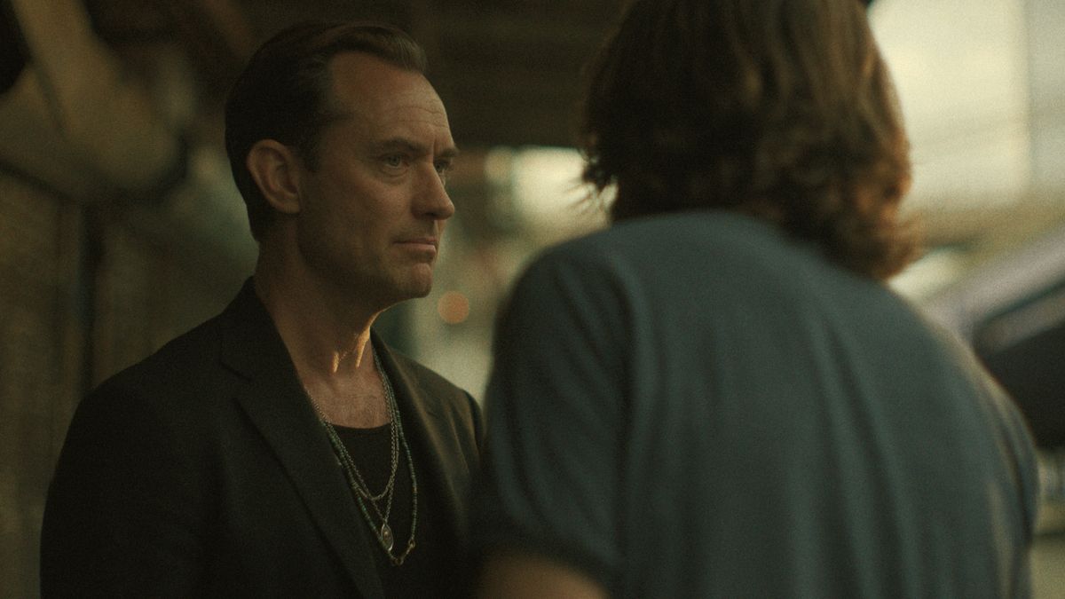 Recenze: Černý králík od Netflixu je přesolená gangsterka z kuchyně