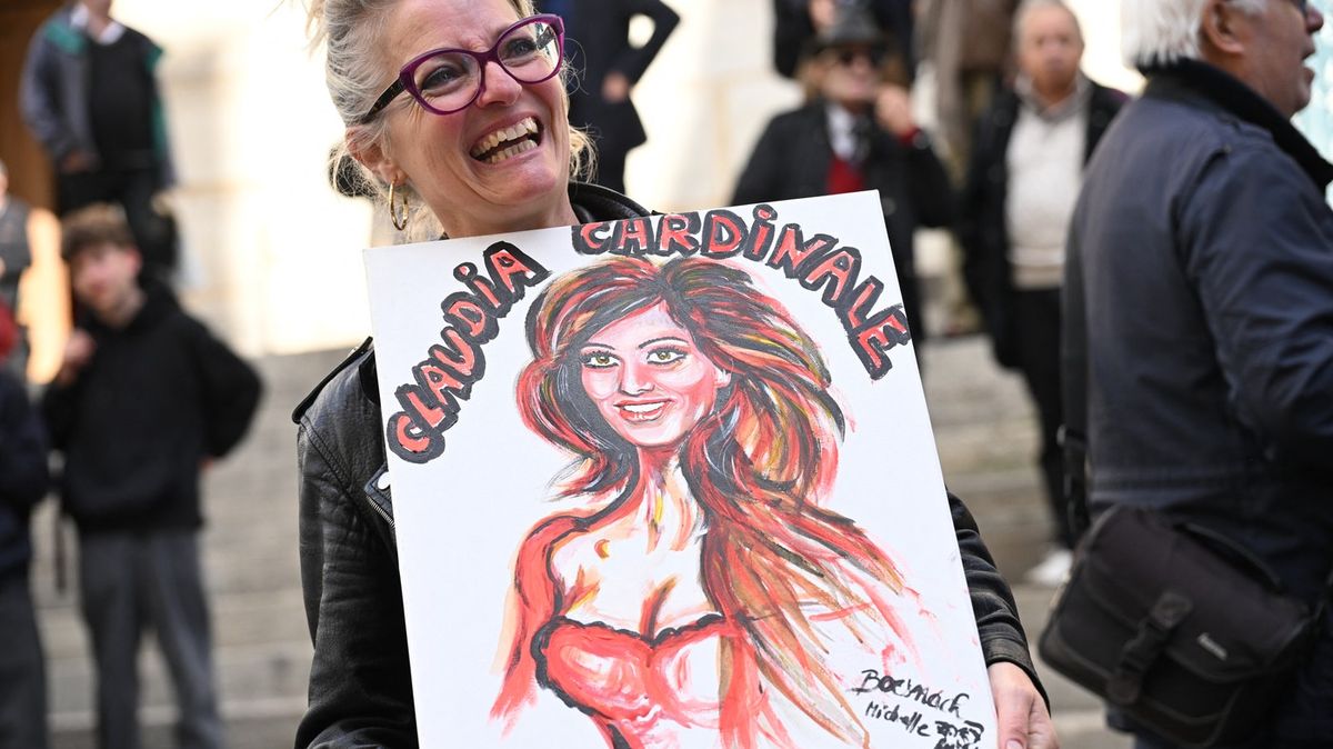 Obrazem: Paříž se naposledy loučí s filmovou legendou Claudií Cardinale