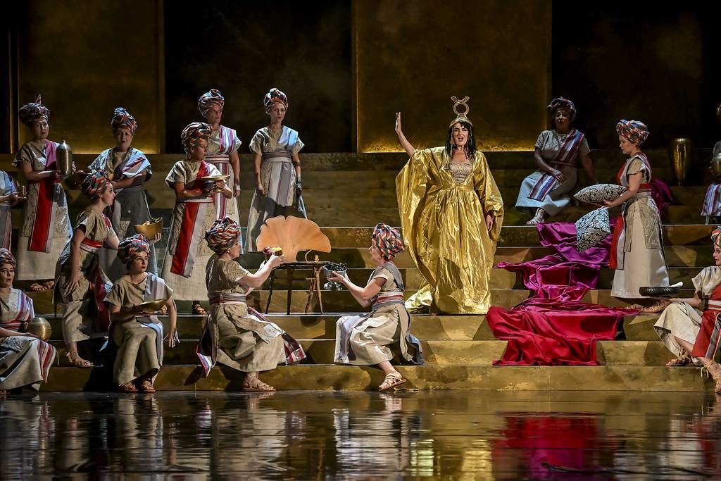 Uprostřed je Václava Krejčí Housková v roli Amneris.