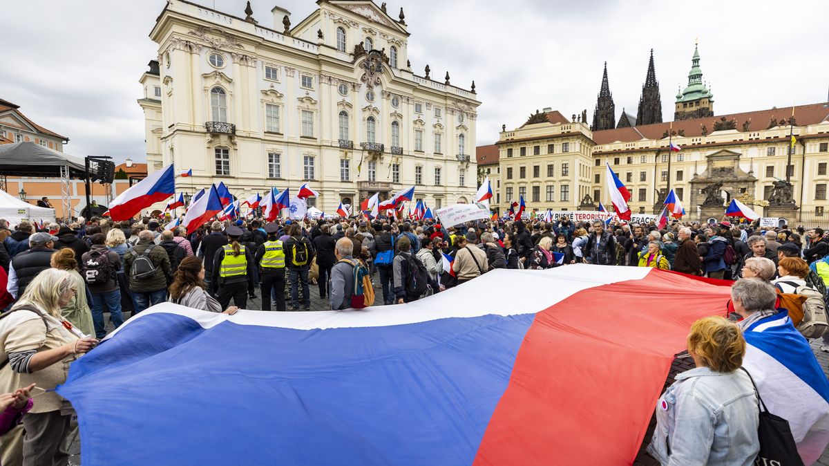 Obrazem: Volby manipuluje Brusel, ne Moskva, křičeli odpůrci Pavla na Hradě