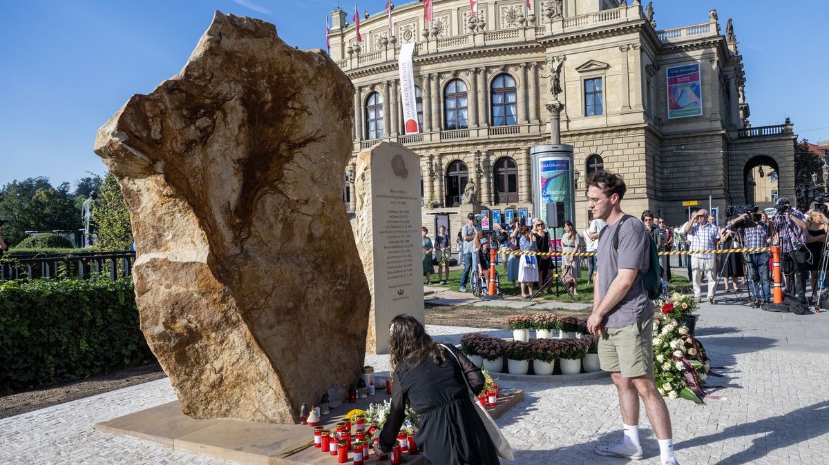 U památníku obětí střelby na FF UK přibyla deska s vytesanými jmény obětí