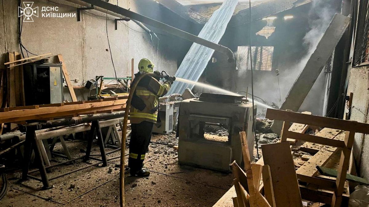 Ruské drony v noci zasáhly školu v Charkovské oblasti