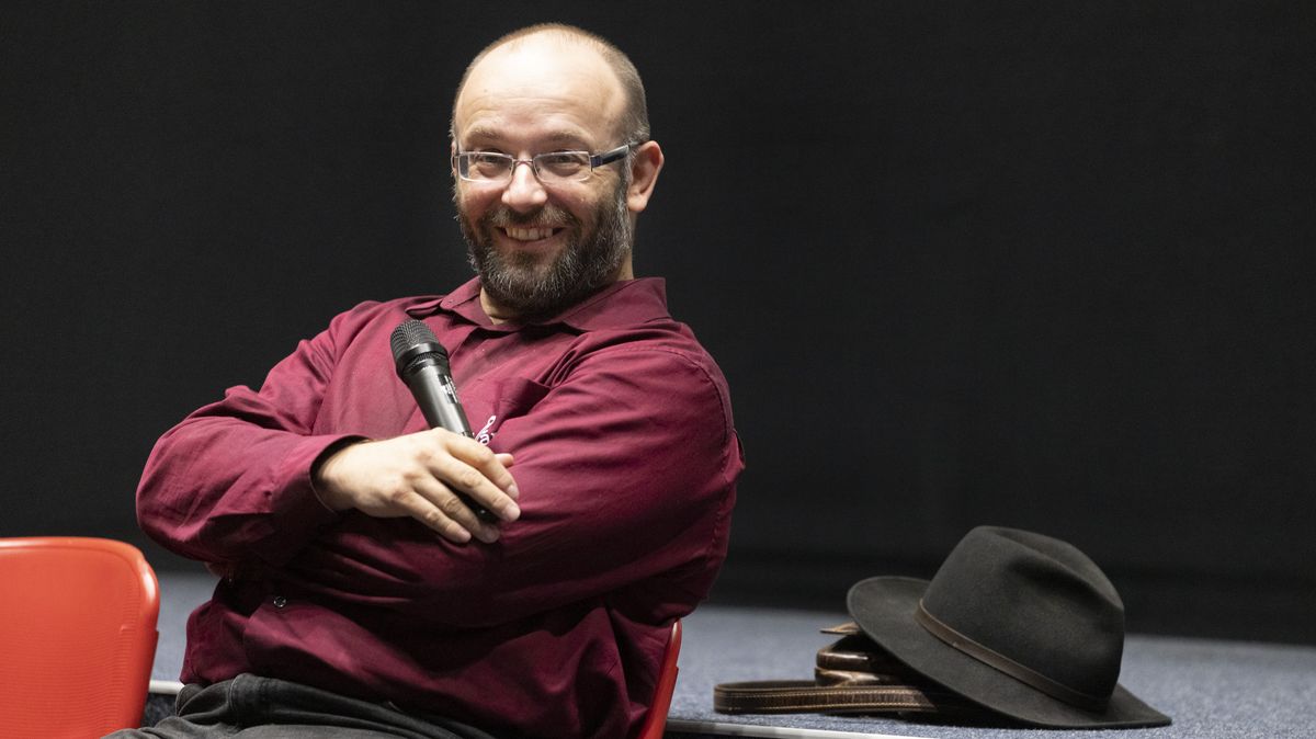 Sterzikovi z hnutí Stačilo! došly peníze. Žádá o příspěvek dětem na klavír
