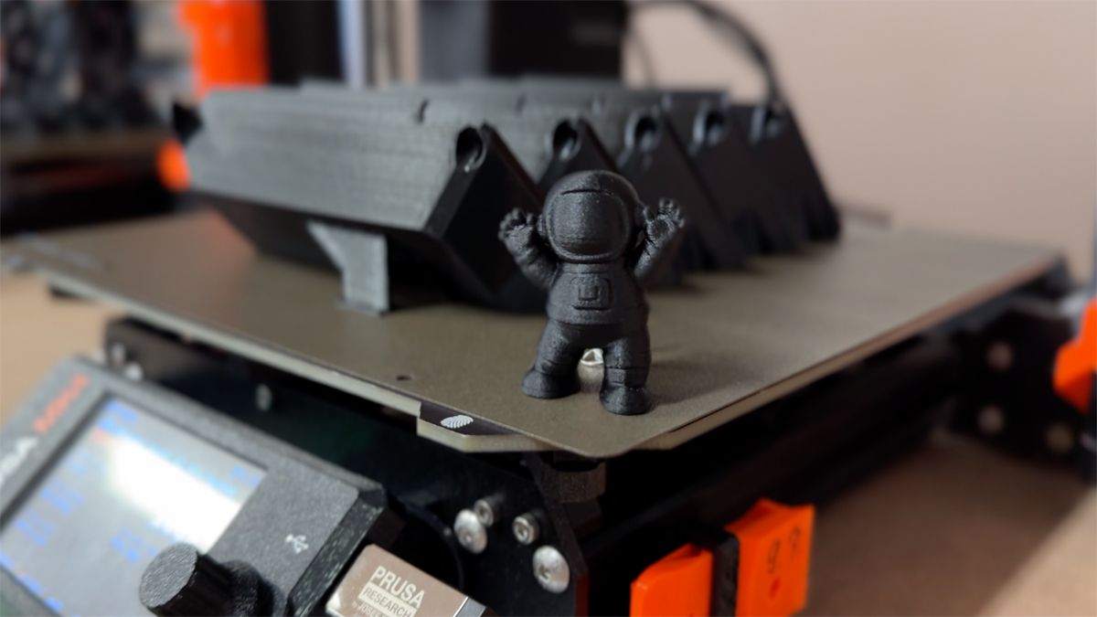 Díky českému materiálu půjde vesmírné satelity tisknout v obýváku