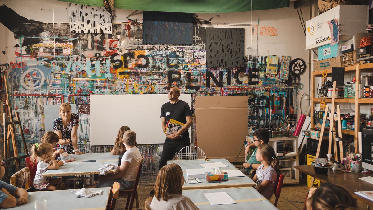 Od šperků po grafitti. Čeští i zahraniční umělci pomáhají nemocným dětem