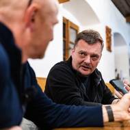 Novinář z webu Zprávy Příbram Radek Ctibor: „Kdo mě při natáčení překvapil, tak to byl Jaroslav Foldyna z SPD. Znám ho z těch videí, jak řve zblízka někomu do obličeje a má tu auru boxera. A tady najednou, když neměl za sebou bandu ruských motorkářů, to takový frajer nebyl.“