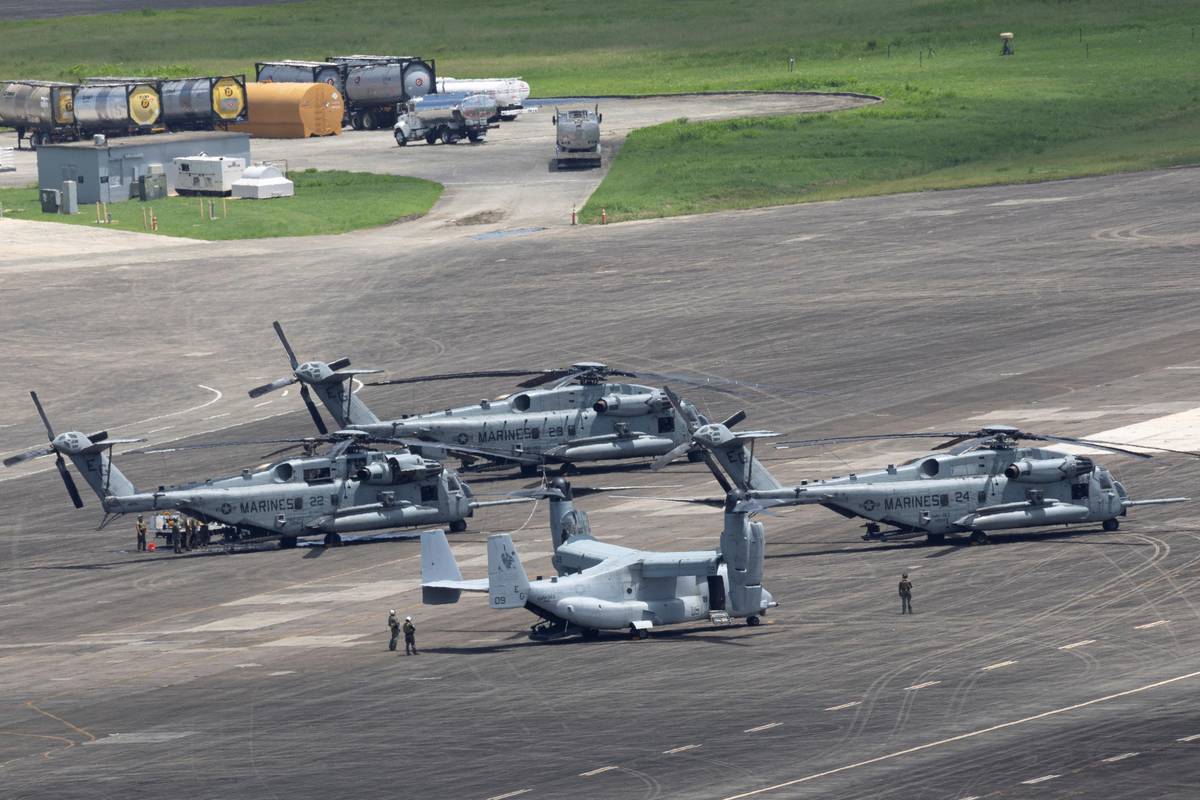 V Portoriku opět ožívá uzavřená námořní základna Roosevelt Roads. Americká armáda sem soustřeďuje síly v rámci karibské protidrogové mise. (Na snímku konvertoplány MV-22 Osprey a vrtulníky CH-53K King Stallion.)