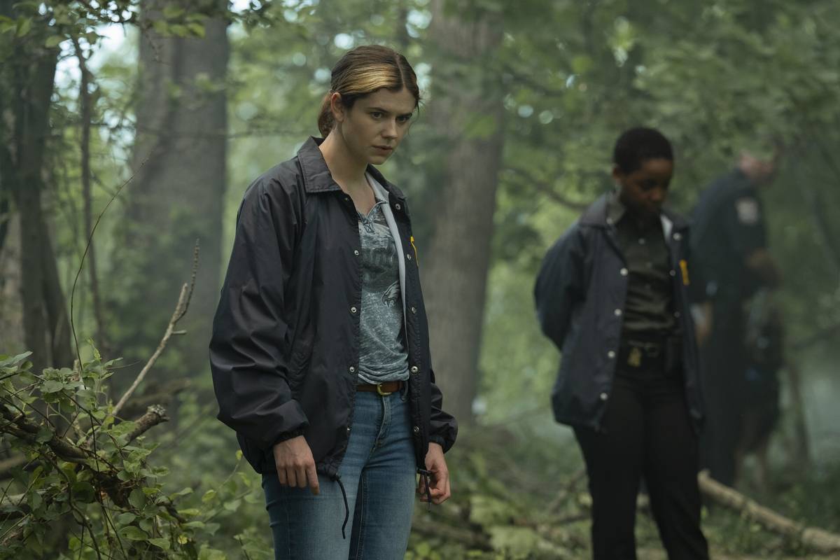 Na fotografii ze seriálu Jednotka, který lze sledovat ve videotéce HBO Max, jsou Alison Oliver jako Lizzie a Thuso Mbedu v roli Aleah.