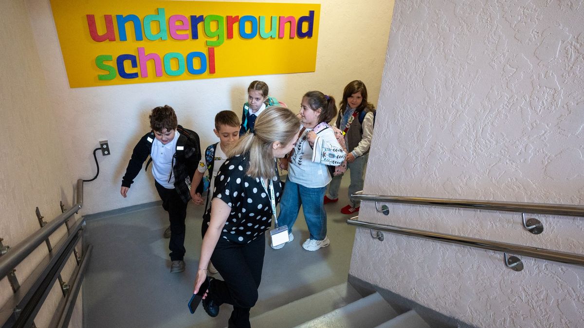 „Ukrajinské děti si na školy v krytu zvykly, říkají jim Hobitín“