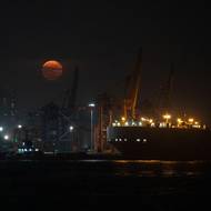 Loni v říjnu ministr kultury a cestovního ruchu Nuri Ersoy slíbil, že místo bude i nadále fungovat jako nádraží. „Budou tu vlaky… kulturní a umělecké centrum a veřejná zahrada. Ale nikdy tu nebude nákupní centrum ani hotel,“ řekl. (Úplněk viditelný z přístavu Haydarpaşa, 13. června.)