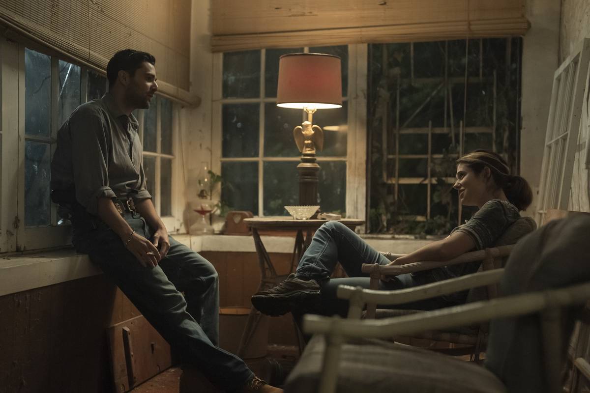 Fabien Frankel jako Anthony a Alison Oliver v roli Lizzie.