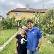 Manželé Němečkovi celý rok dřeli na poničeném domově. 