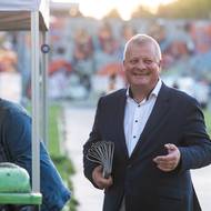 Oslovit voliče se snaží také kandidát ANO Martin Černý, v létě absolvoval takzvanou Tour de Prague - občanům podle svých slov dával knihy Andreje Babiše. 