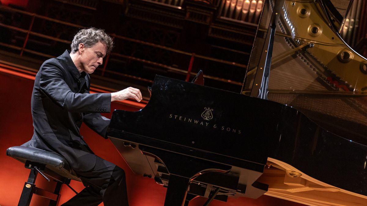 Recenze: Britský klavírista oslnil Prahu