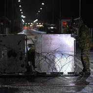 Polsko ve čtvrtek o půlnoci uzavřelo svou hranici s Běloruskem. (Na snímku polští pohraničníci staví zátarasy.)