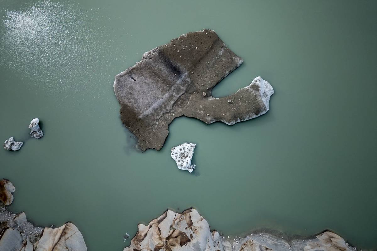 „Tání ledovců ve Švýcarsku bylo v roce 2025 opět enormní,“ uvedli ve středu vědci glaciologické sítě GLAMOS.
(Švýcarské Alpy, ledovec Rhône, 12. září 2025.)