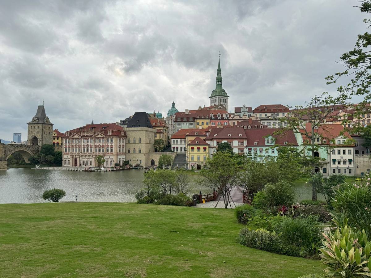 Kampus Huawei Tung-kuan - Praha-Staré Město a věž kostela sv. Mikuláše v Tallinnu