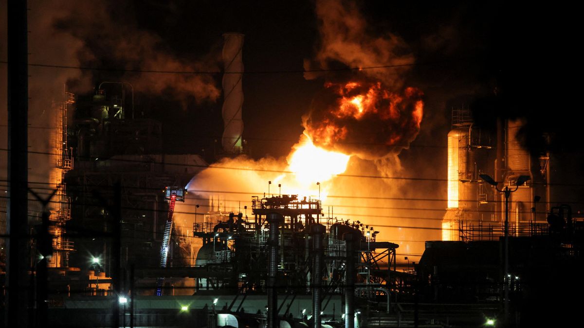 V rafinerii společnosti Chevron poblíž Los Angeles vypukl rozsáhlý požár