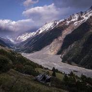 Vláda kantonu Wallis/Valais proto minulý týden navrhla speciální zákon, který by měl v případě Blattenu zkrátit některé úřední procedury potřebné pro výstavbu.

(Blatten, Švýcarsko, 30. září.)