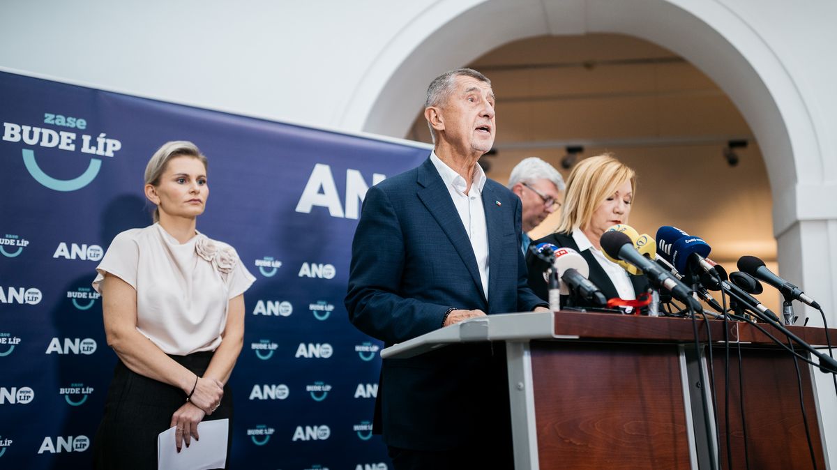 Online: Poprvé se schází nová Sněmovna. Vznikající vláda podepíše koaliční smlouvu