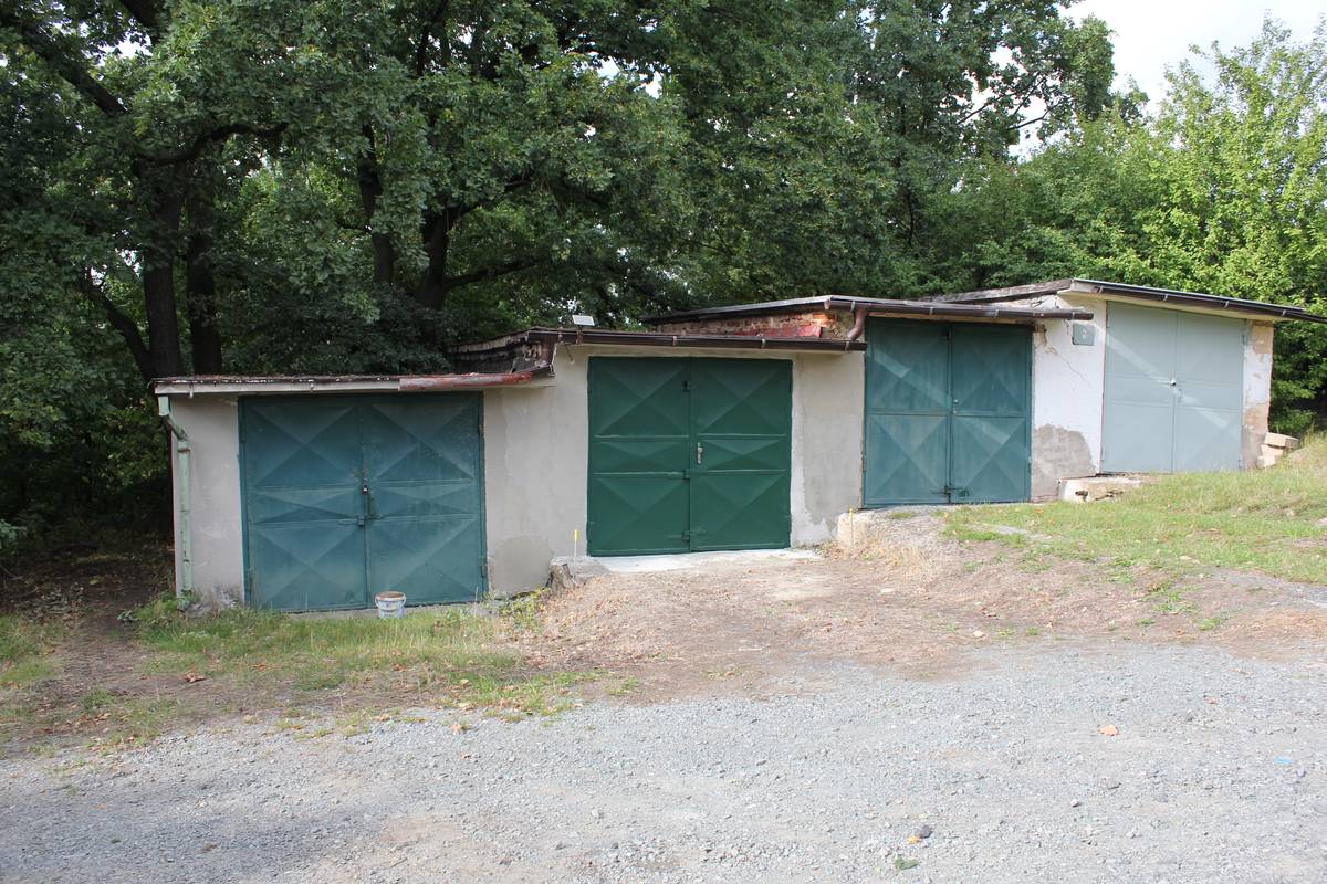 Garáže asi 50 metrů od domu. Je na nich vidět, jak svah pracuje.