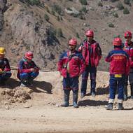 „Provádíme vrtné práce, abychom zjistili, jaké podzemní nerostné suroviny se zde nacházejí,“ vysvětlil reportérům agentury AFP horník Imomkhasan Yorov.